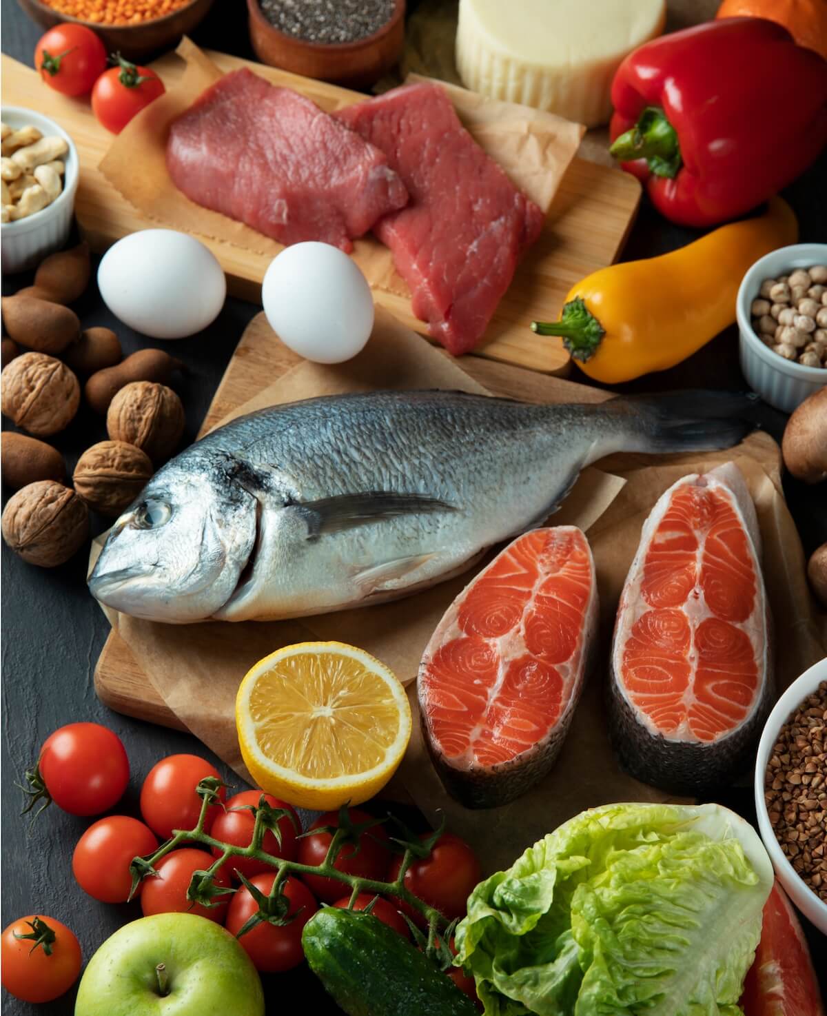 Foto von mehreren frischen Produkten einschließlich Fisch, Obst, Gemüse und Nüssen