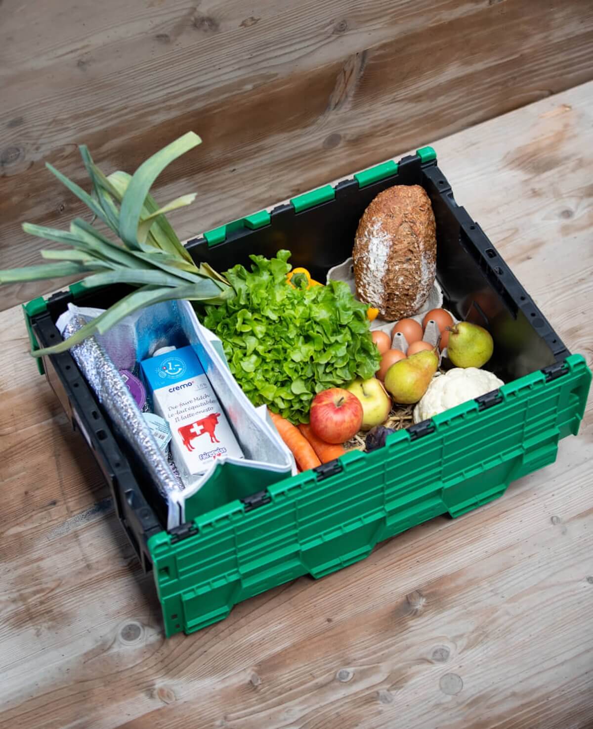 Foto von mehreren frischen Produkten einschließlich Fisch, Obst, Gemüse und Nüssen
