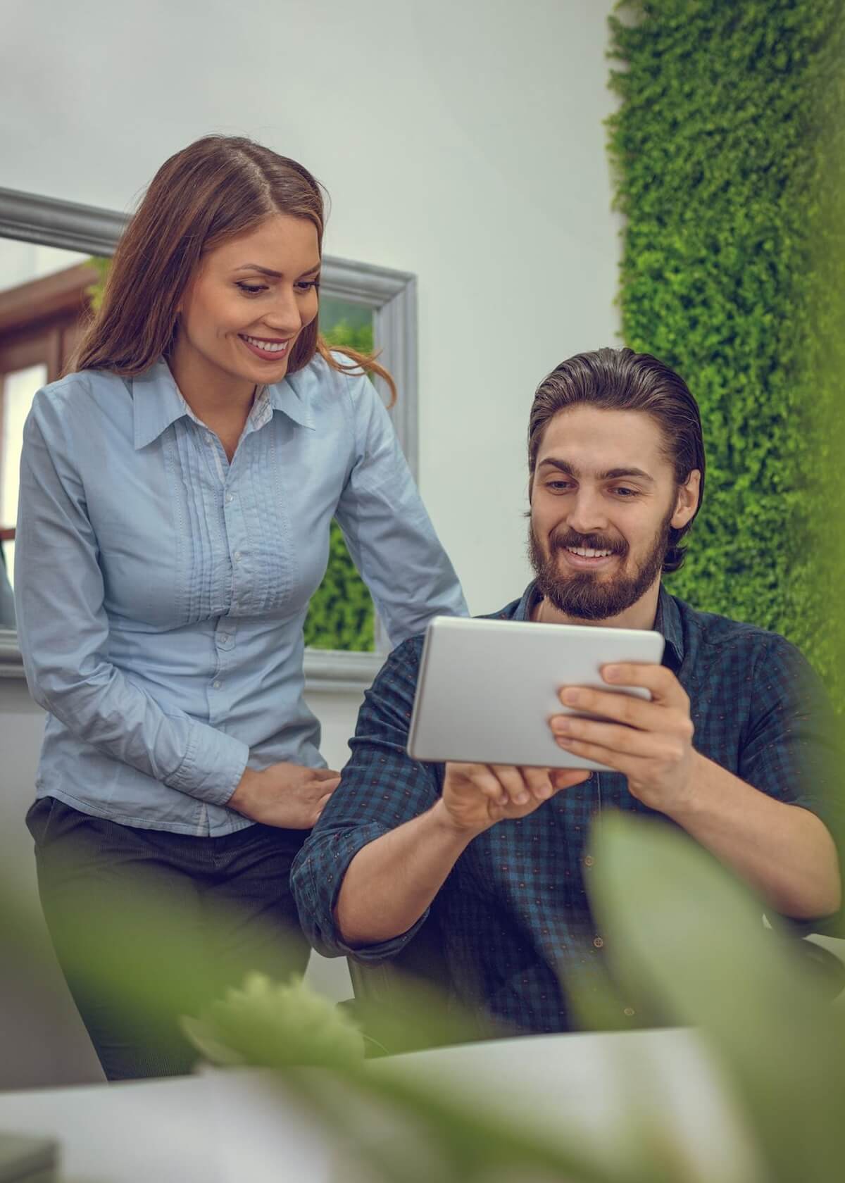 2 Personen in einem Büro, die zusammenarbeiten